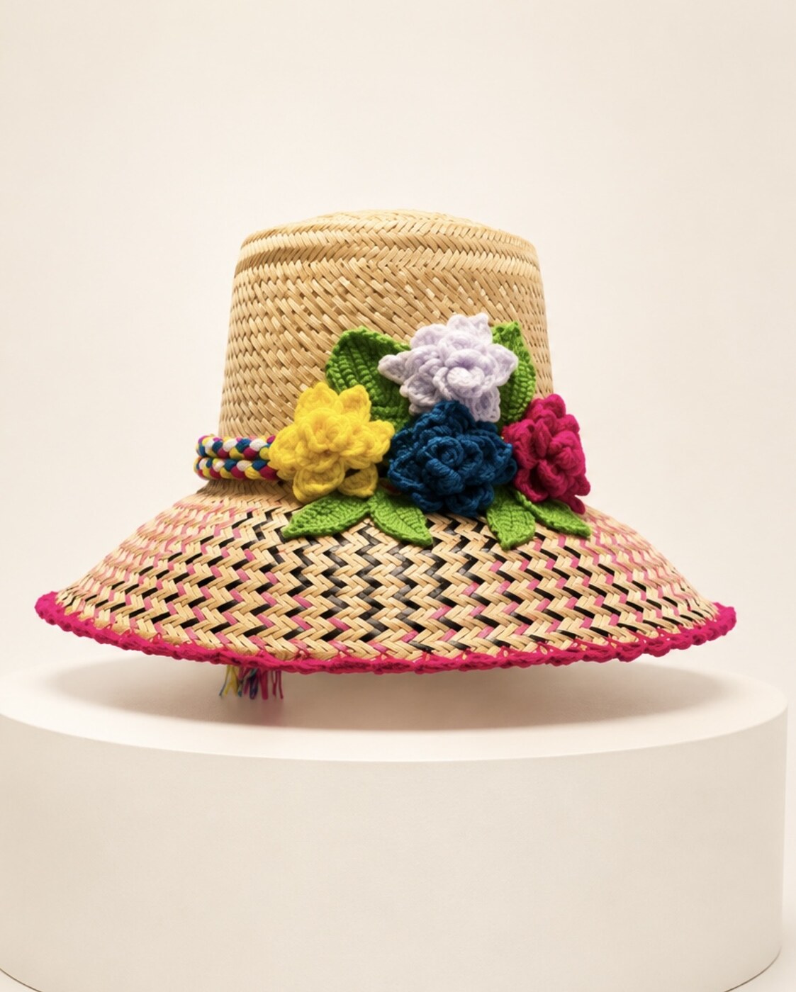 Sombrero JIWONNE para dama decorado con flores tejidas