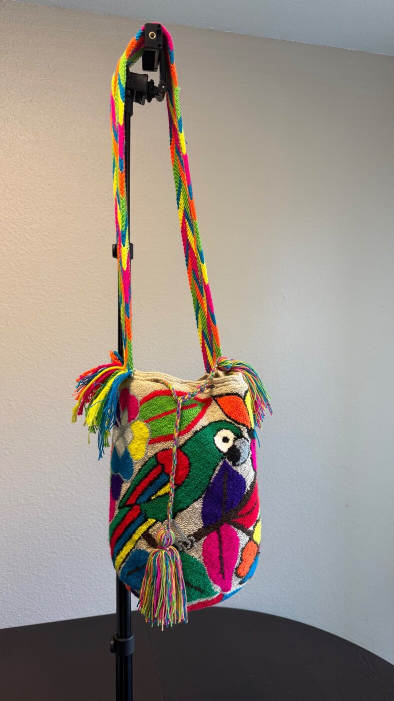 Mochila artesanal JIWONNE tejida en colores vibrantes
